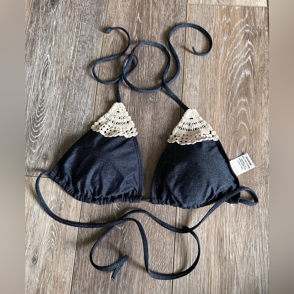 #4) 🏖️ L Space bikini top with crocheted details. Excellent condition.